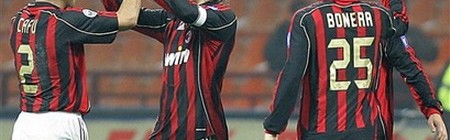 意甲AC米兰补时争议绝杀那不勒斯，终结对手五连胜登顶引热议