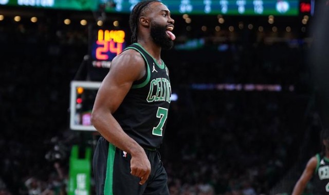 NBA总决赛G3，布朗关键三分绝杀，凯尔特人逆转独行侠夺赛点