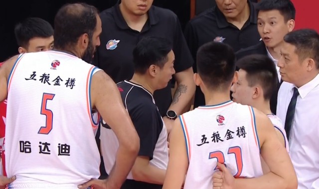  多特蒙德主场灯光故障，比赛中断十分钟  