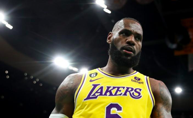 NBA-詹姆斯三分绝杀雷霆，湖人终结对手11连胜登顶西部引热议